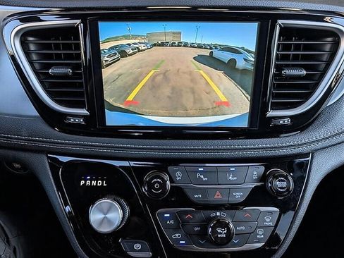 Used 2026 Chrysler Pacifica Limited FWD image 24