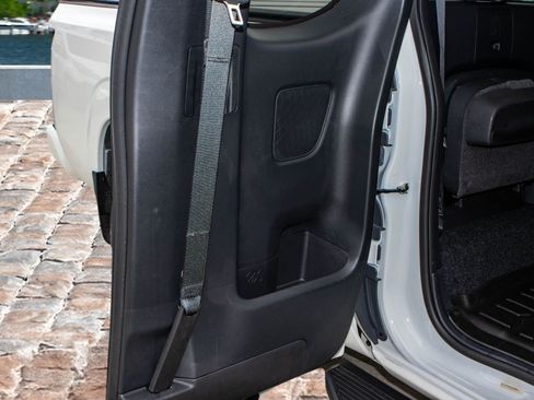 Used 2024 Nissan Frontier SV image 13