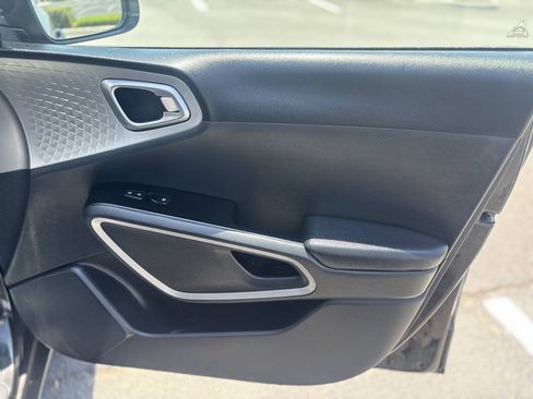 Used 2023 Kia Soul LX w/ LX Technology Package FWD image 12