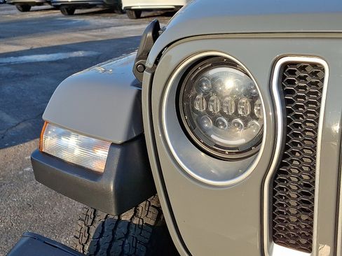 Used 2018 Jeep Wrangler Unlimited Sahara w/ Dual Top Group image 9