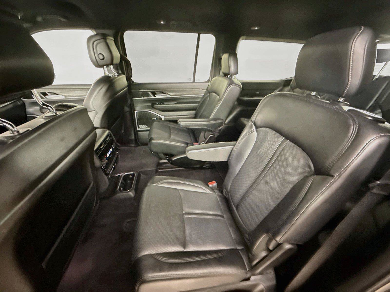 Used 2024 Jeep Wagoneer Series II AWD/4WD image 11