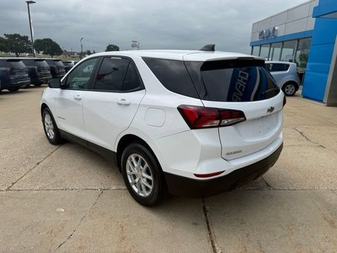 Used 2024 Chevrolet Equinox LS w/ LS Convenience Package FWD image 3
