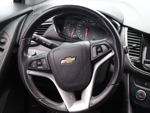 Used 2020 Chevrolet Trax LT w/ LT Convenience Package FWD image 8