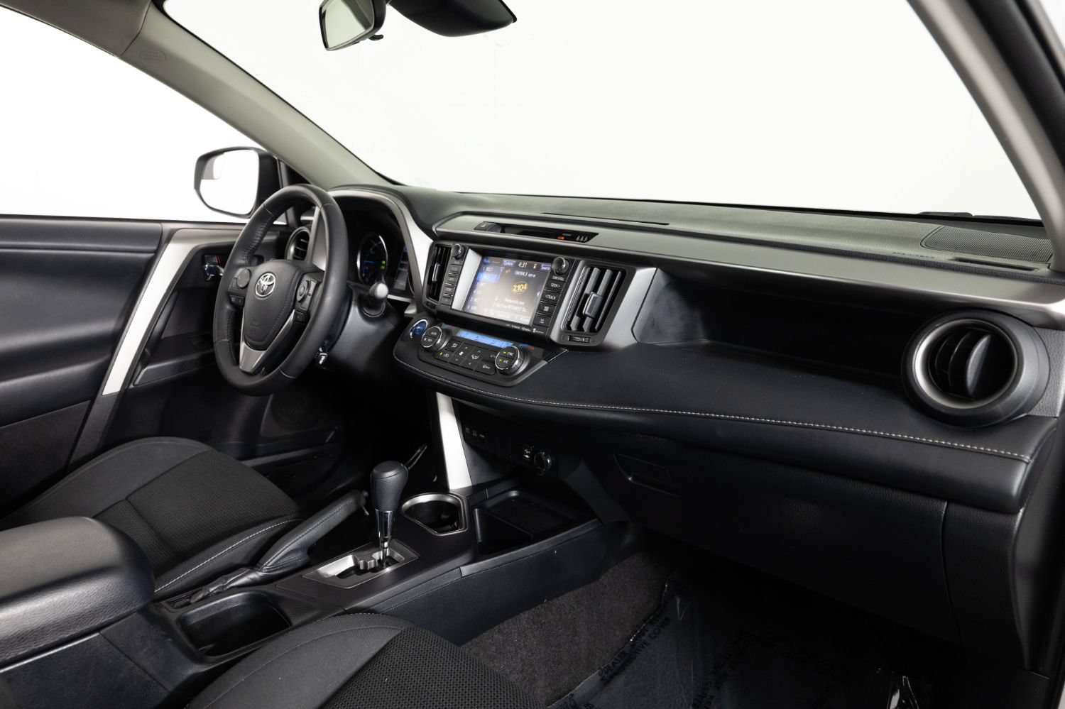 Used 2018 Toyota RAV4 XLE w/ Carpet Mat Package AWD/4WD image 25