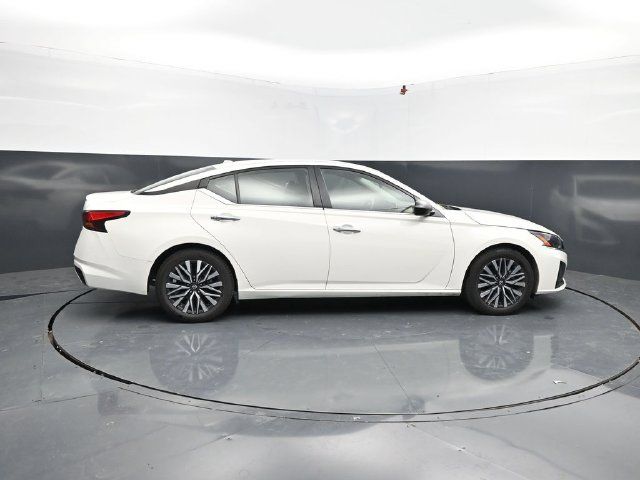 Used 2025 Nissan Altima 2.5 SV FWD image 10