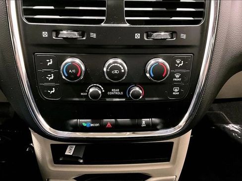 Used 2018 Dodge Grand Caravan SE w/ UConnect Hands-Free Group image 16