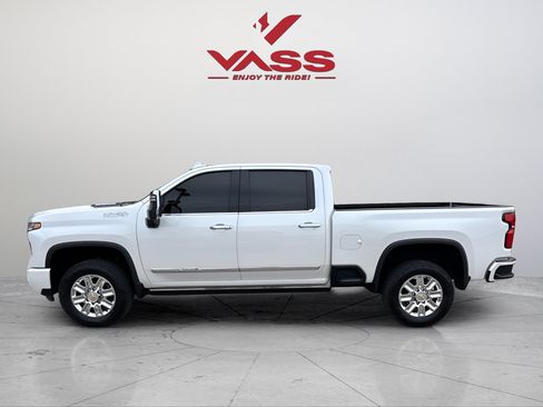 Used 2025 Chevrolet Silverado 2500 High Country w/ High Country Premium Package AWD/4WD image 2