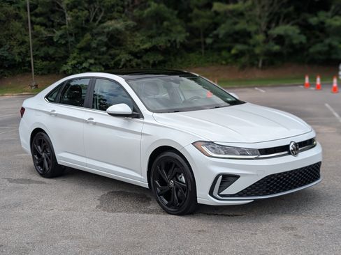 Used 2025 Volkswagen Jetta SE w/ Sunroof Package FWD image 11