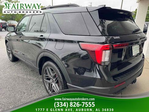 Used 2025 Ford Explorer ST-Line w/ ST-Line Street Pack AWD/4WD image 8