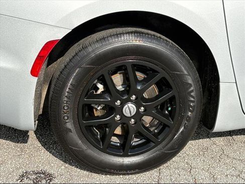 Used 2023 Chrysler Pacifica Touring-L image 48