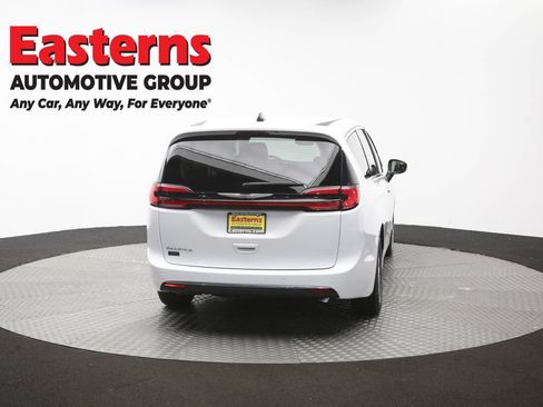 Used 2023 Chrysler Pacifica Touring-L FWD image 39