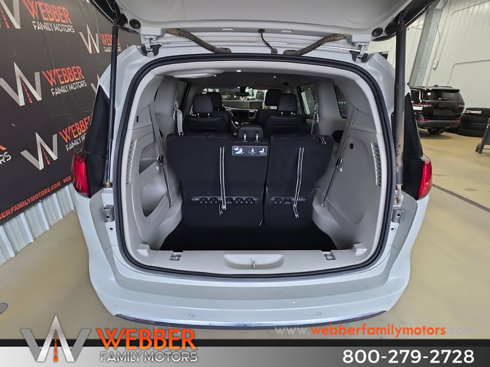 Used 2020 Chrysler Pacifica Touring-L FWD image 7
