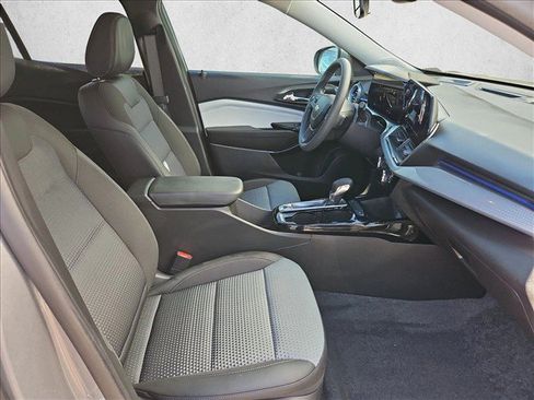 Used 2025 Chevrolet Trax LT FWD image 26