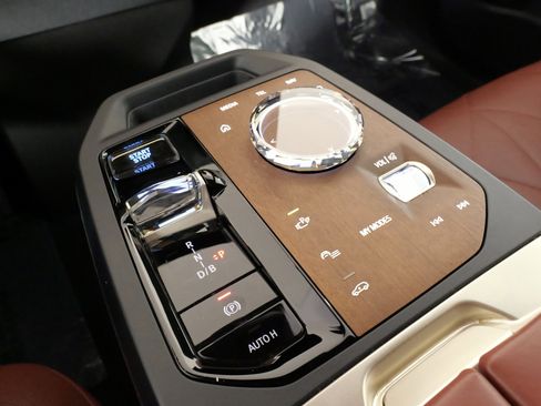 Used 2023 BMW iX xDrive50 w/ Premium Package image 62