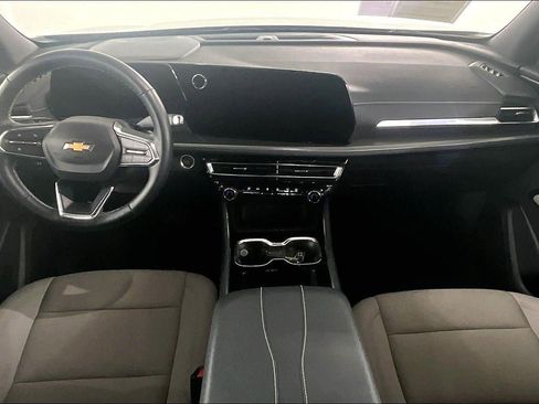 Used 2025 Chevrolet Traverse LT image 7