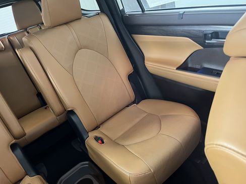 Used 2021 Toyota Highlander Platinum image 24