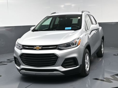 Used 2019 Chevrolet Trax LT w/ LT Convenience Package image 11