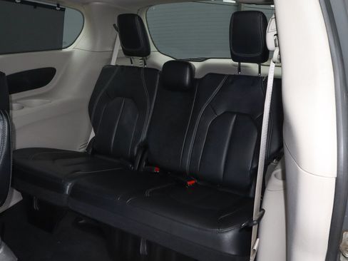 Used 2022 Chrysler Pacifica Touring-L FWD image 9