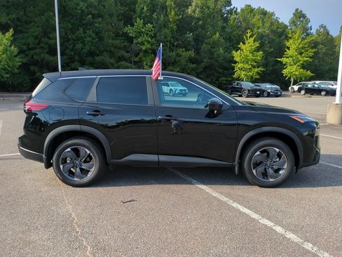 Used 2026 Nissan Rogue SV FWD image 3