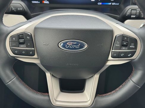 Used 2025 Ford Explorer Active AWD/4WD image 14