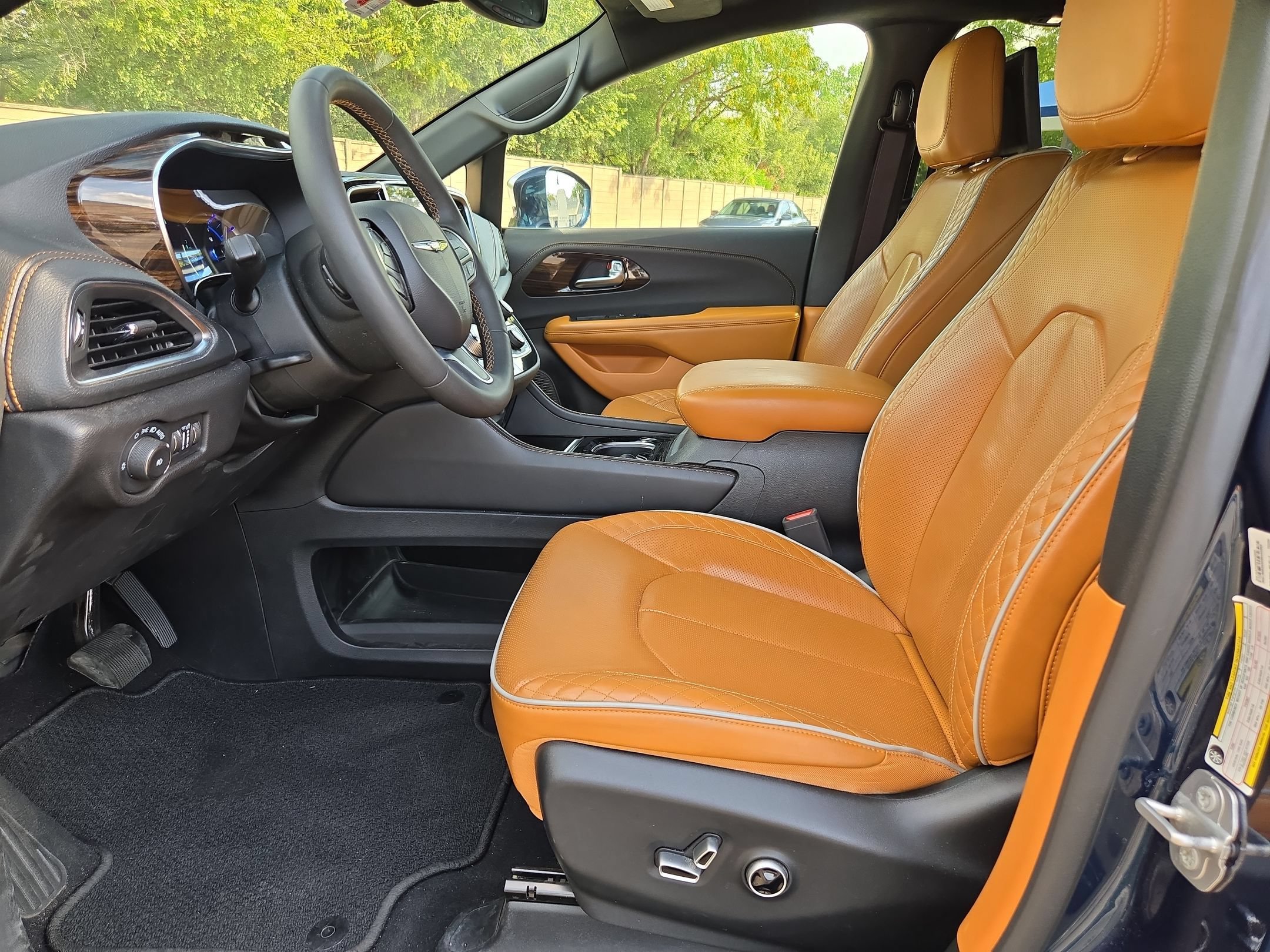 Used 2022 Chrysler Pacifica Pinnacle FWD image 9