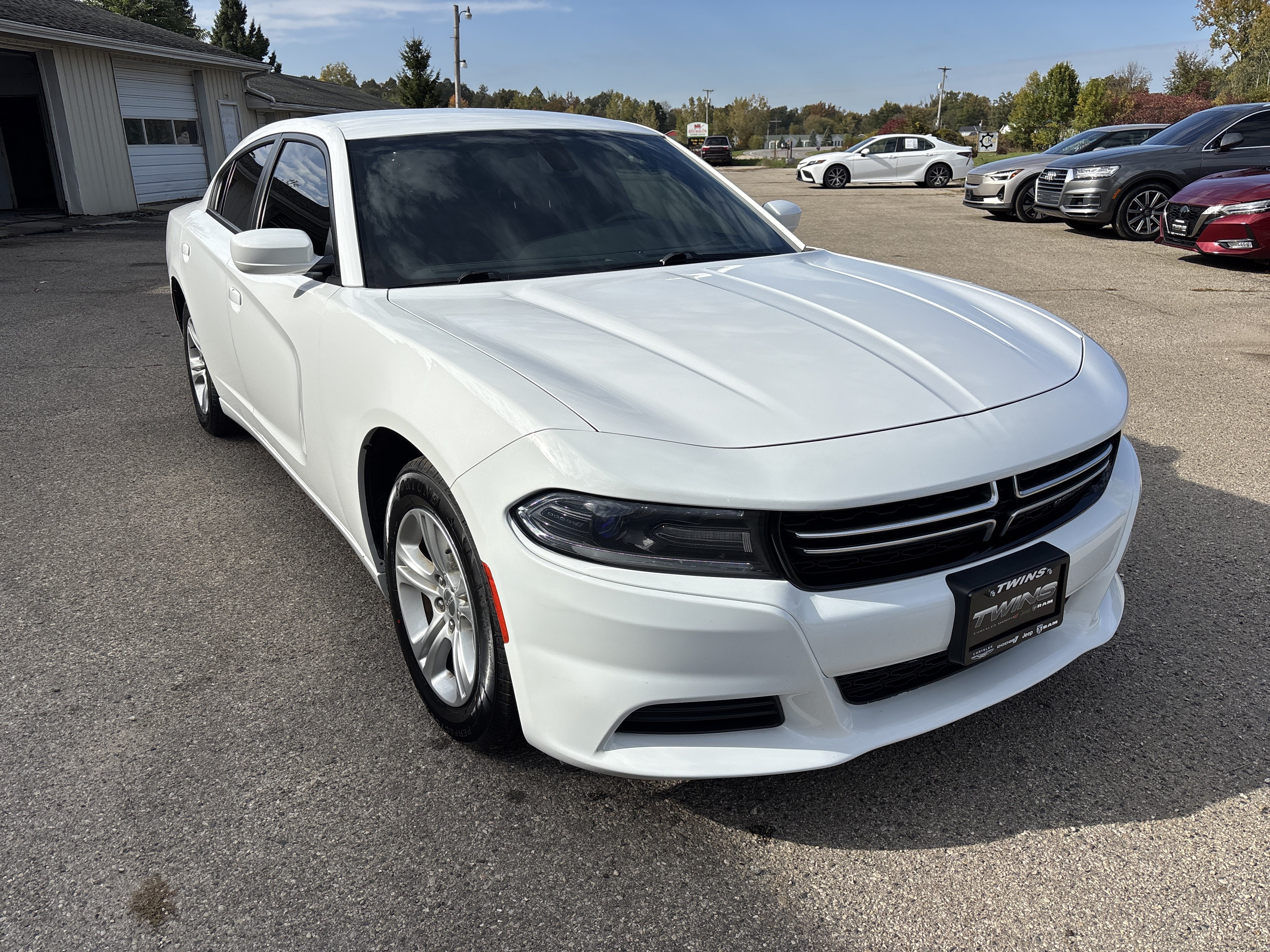 Used 2016 Dodge Charger SE RWD image 1