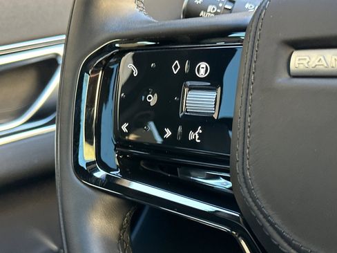 Certified 2025 Land Rover Range Rover Velar Dynamic SE image 28