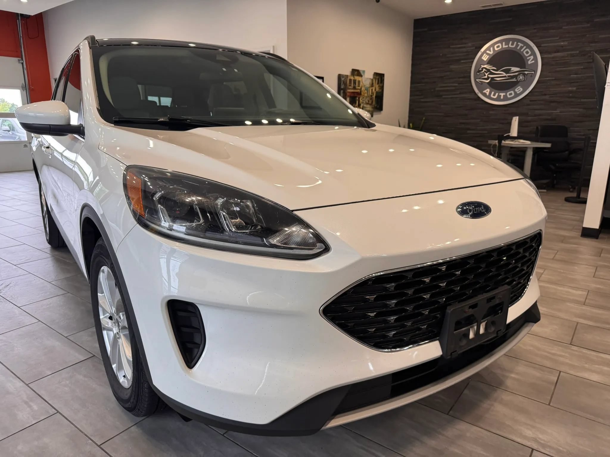 Used 2020 Ford Escape SE FWD image 2