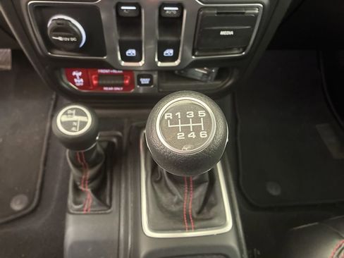 Used 2018 Jeep Wrangler Rubicon AWD/4WD image 23