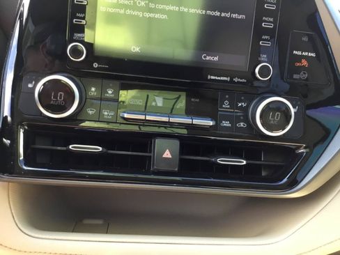Used 2020 Toyota Highlander XLE FWD image 29