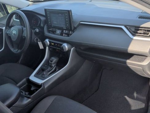 Used 2020 Toyota RAV4 LE FWD image 17