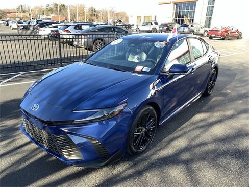 Used 2025 Toyota Camry SE image 1