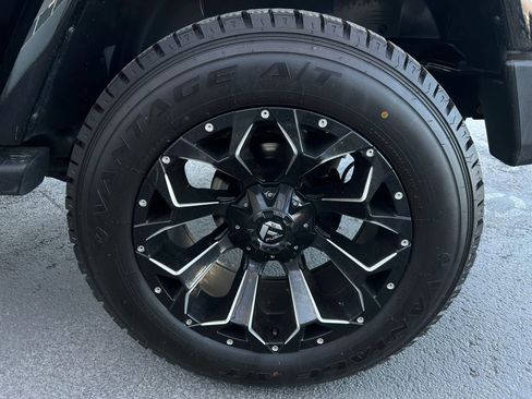 Used 2018 Jeep Wrangler Unlimited Sahara w/ Connectivity Group image 19