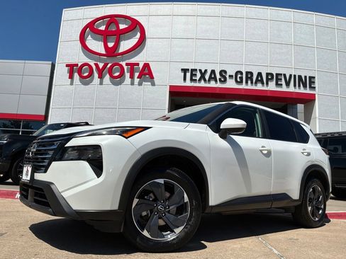 Used 2025 Nissan Rogue SV FWD image 2