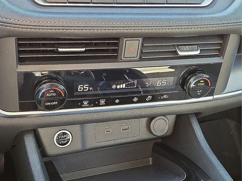 Used 2023 Nissan Rogue SV image 29