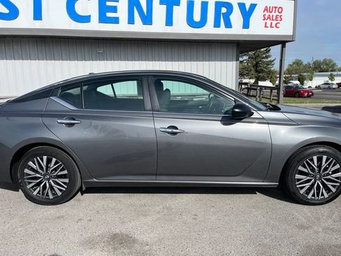 Used 2025 Nissan Altima 2.5 SV FWD image 13
