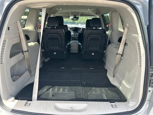 Used 2024 Chrysler Pacifica Touring-L FWD image 19