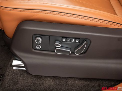 Used 2024 Bentley Bentayga AWD/4WD image 43