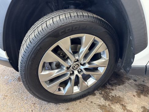 Used 2021 Toyota RAV4 XLE Premium image 4