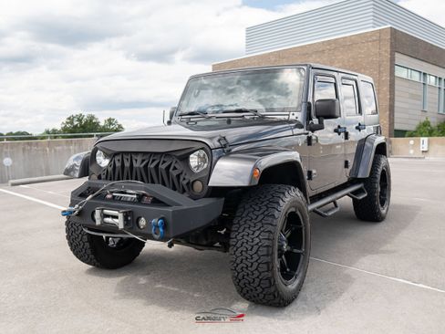 Used 2017 Jeep Wrangler Unlimited Sahara w/ Connectivity Group AWD/4WD image 3