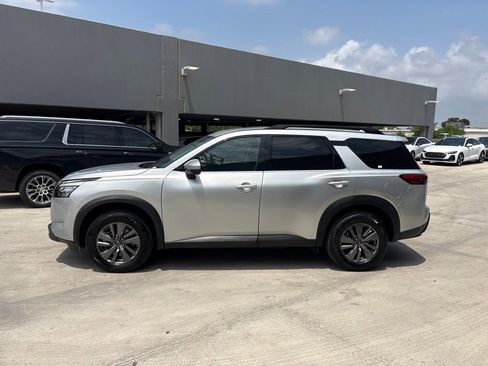 Used 2025 Nissan Pathfinder SV FWD image 9