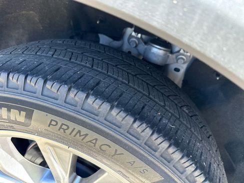 Used 2023 Ford Explorer Limited image 4