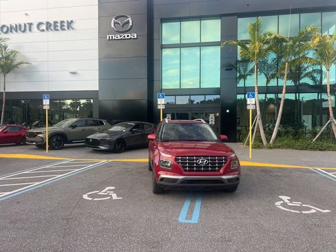 Used 2023 Hyundai Venue SEL image 2