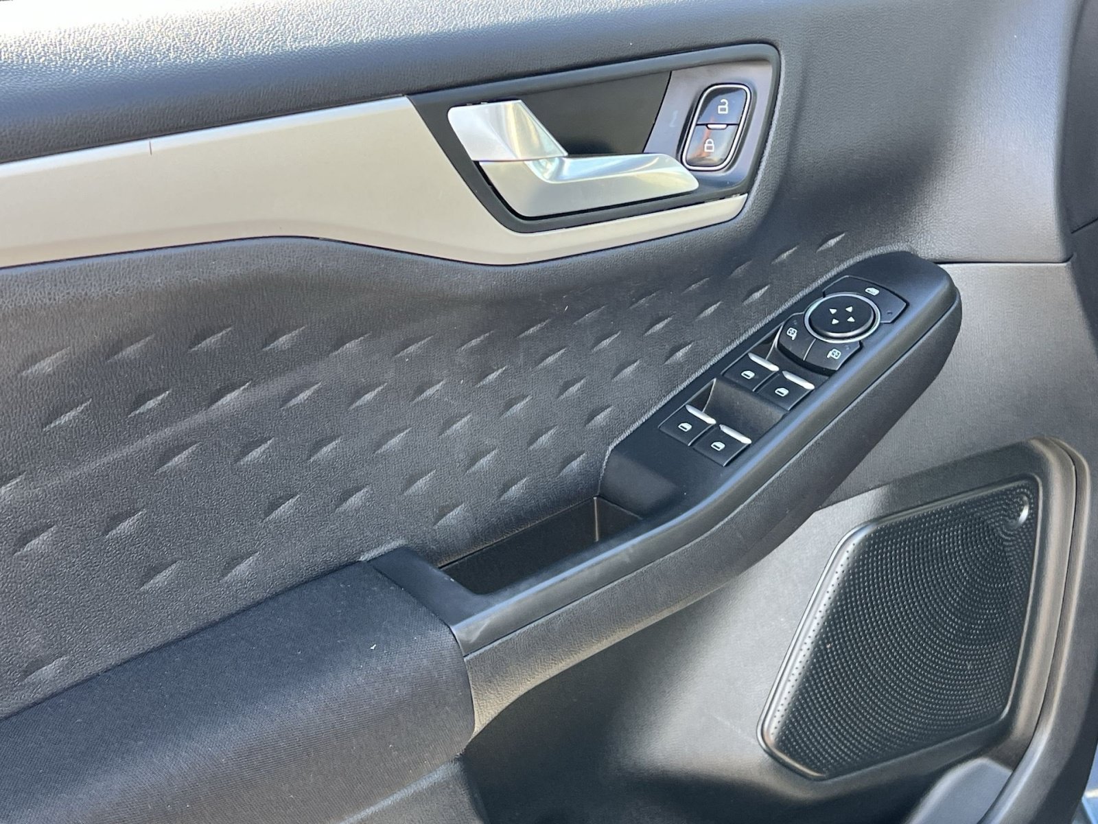 Used 2020 Ford Escape SE FWD image 15