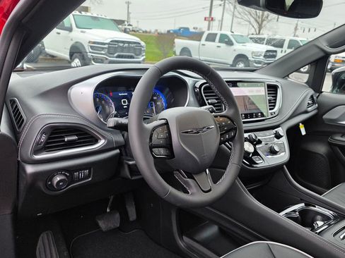 New 2026 Chrysler Pacifica Limited image 10