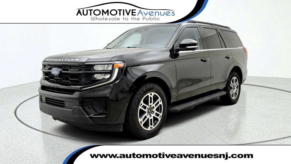 Used 2025 Ford Expedition Active AWD/4WD image 1