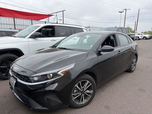 Used 2023 Kia Forte LXS image 3