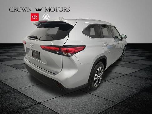 Used 2020 Toyota Highlander XLE AWD/4WD image 6