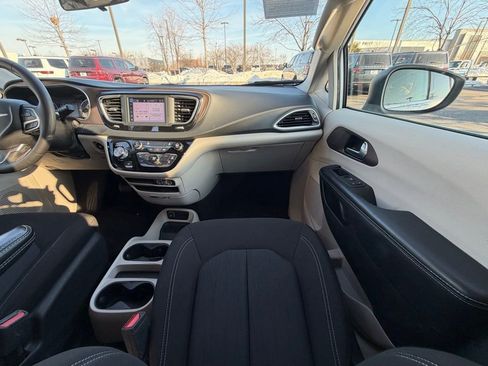 Certified 2022 Chrysler Voyager LX image 20