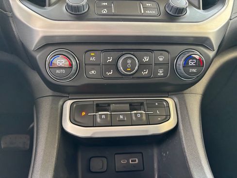 Used 2023 GMC Acadia SLE FWD image 16